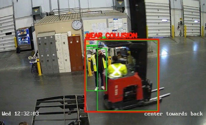 Vision par ordinateur alimentée par IA détectant un quasi-accident entre un chariot élévateur et un piéton