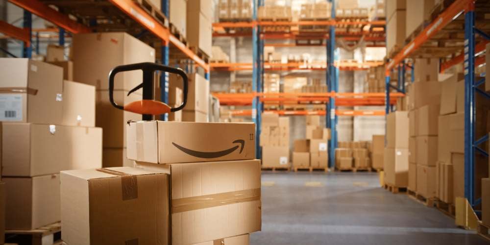 Entrepôt rempli de boîtes d'Amazon