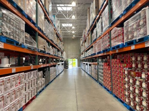 Palettiers dans un entrepôt de Costco