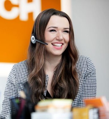 Damo_MG_7734_receptionist_smiling_small