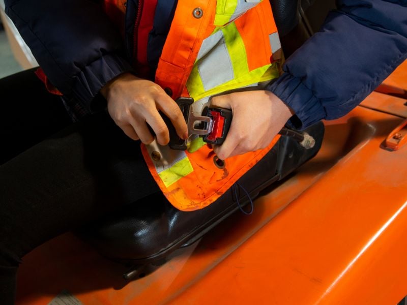 Respecter les pratiques de sécurité des machines, y compris mettre sa ceinture de sécurité