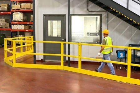 Barrière utilisée pour protéger une allée piétonne