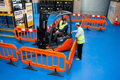 Moyens pour déterminer la largeur minimale requise d’une allée pour un chariot élévateur et directives pour le conducteur