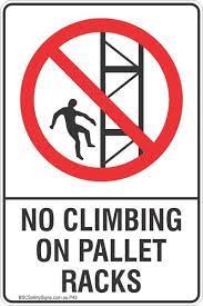 Exemple d’un panneau pour interdire de grimper sur les palettiers.