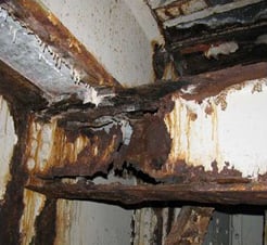 Corrosion avancée sur les composants d’un palettier