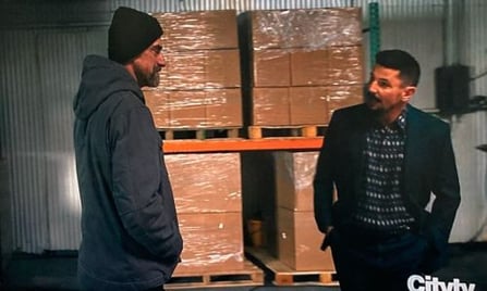Une scène de La loi et l'ordre : Crime organisé, mettant en vedette un système de palettiers dans un entrepôt