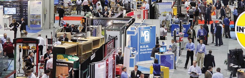 Des participants qui se promènent lors du salon MODEX 2024