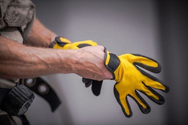 Le port de gants de protection est essentiel pour protéger les employés en entrepôt.