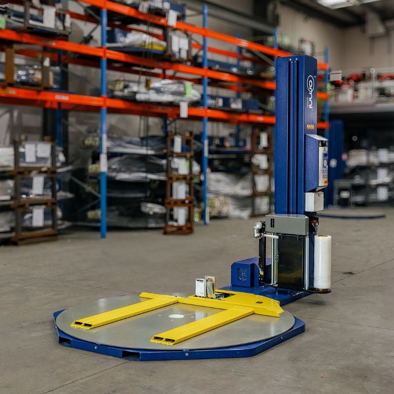 Pallet stretch wrapping machine securing a load