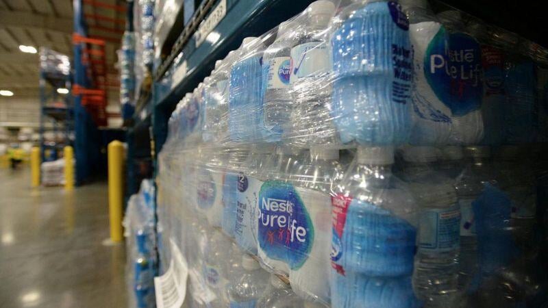 Bouteilles d'eau emballées dans un entrepôt