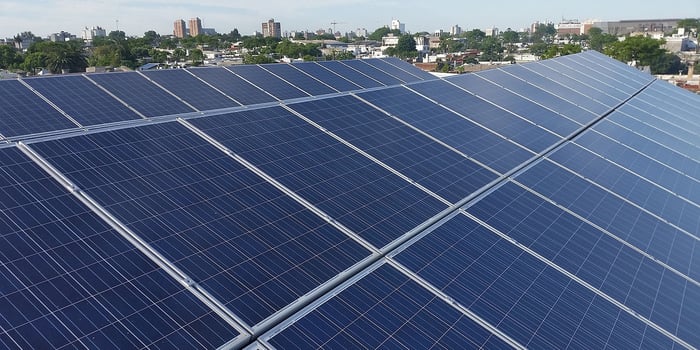 Des panneaux solaires installés sur le toit d’un bâtiment.
