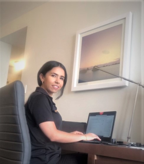Soukayna El Hammouli travaille sur un rapport technique à partir de sa chambre d'hôtel.