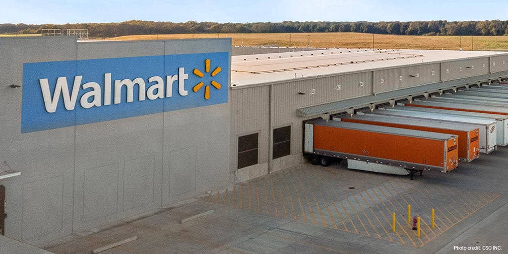 Image d'un entrepôt Walmart avec des quais de chargement et des camions