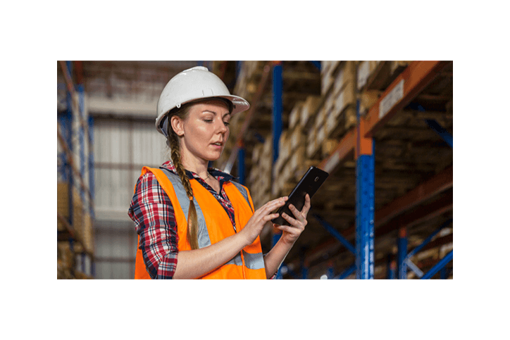 Femme travaillant avec l'application d'inspection de racks