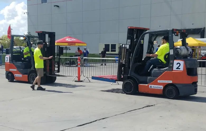 Record du monde du plus long relais de palettes par chariot élévateur à fourche