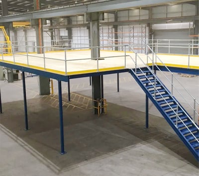 mezzanine auto-portante avec escaliers