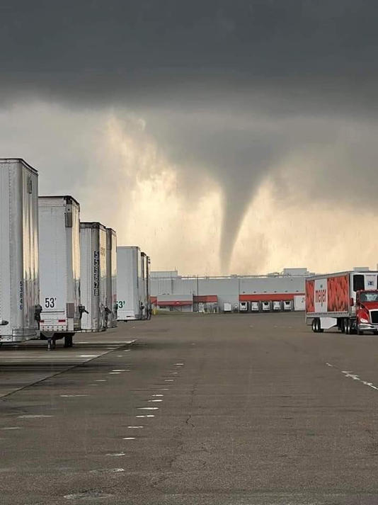 Un centre de distribution avant une tornade